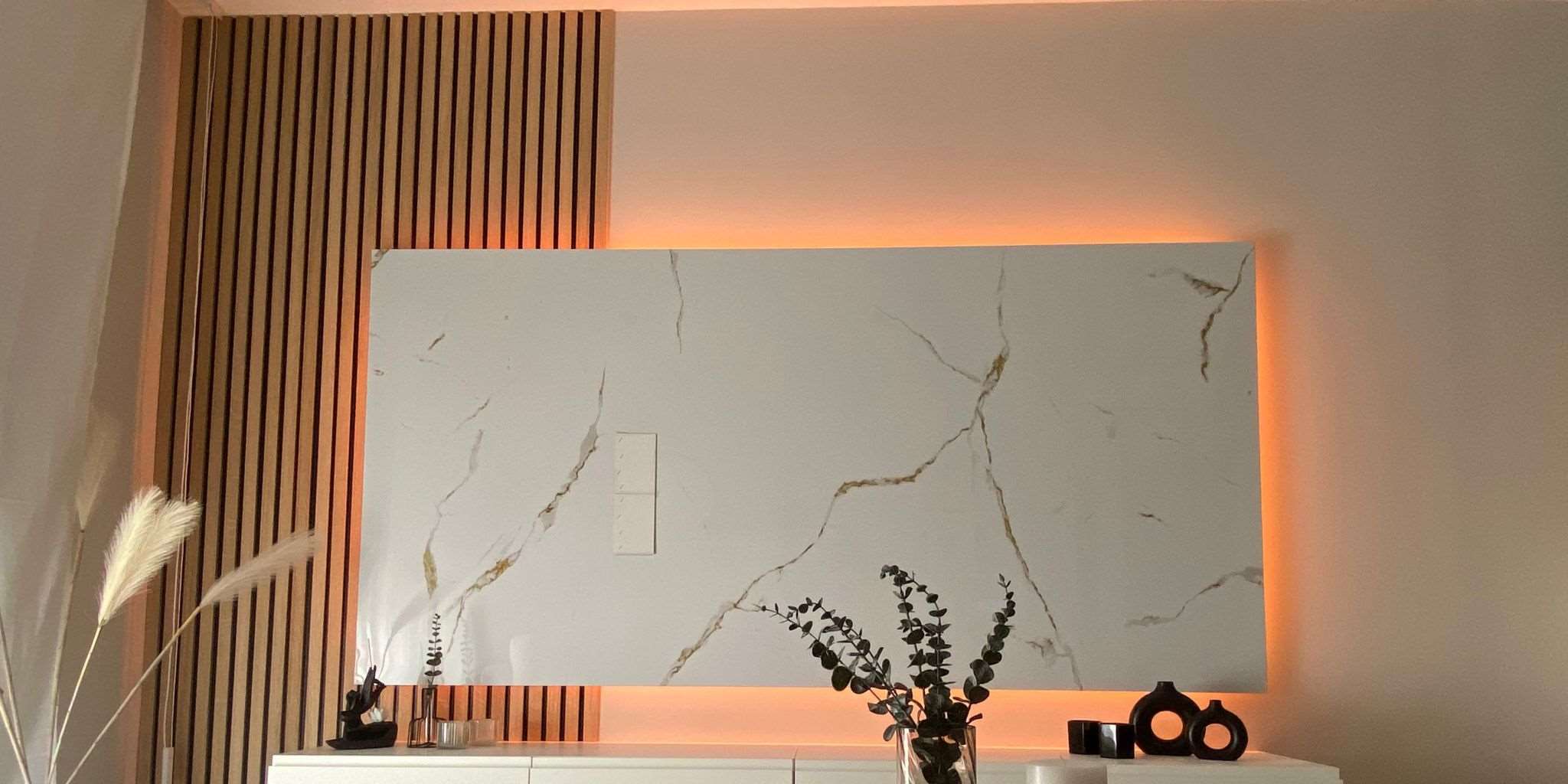 Placa UV símil mármol instalada en un paño interior