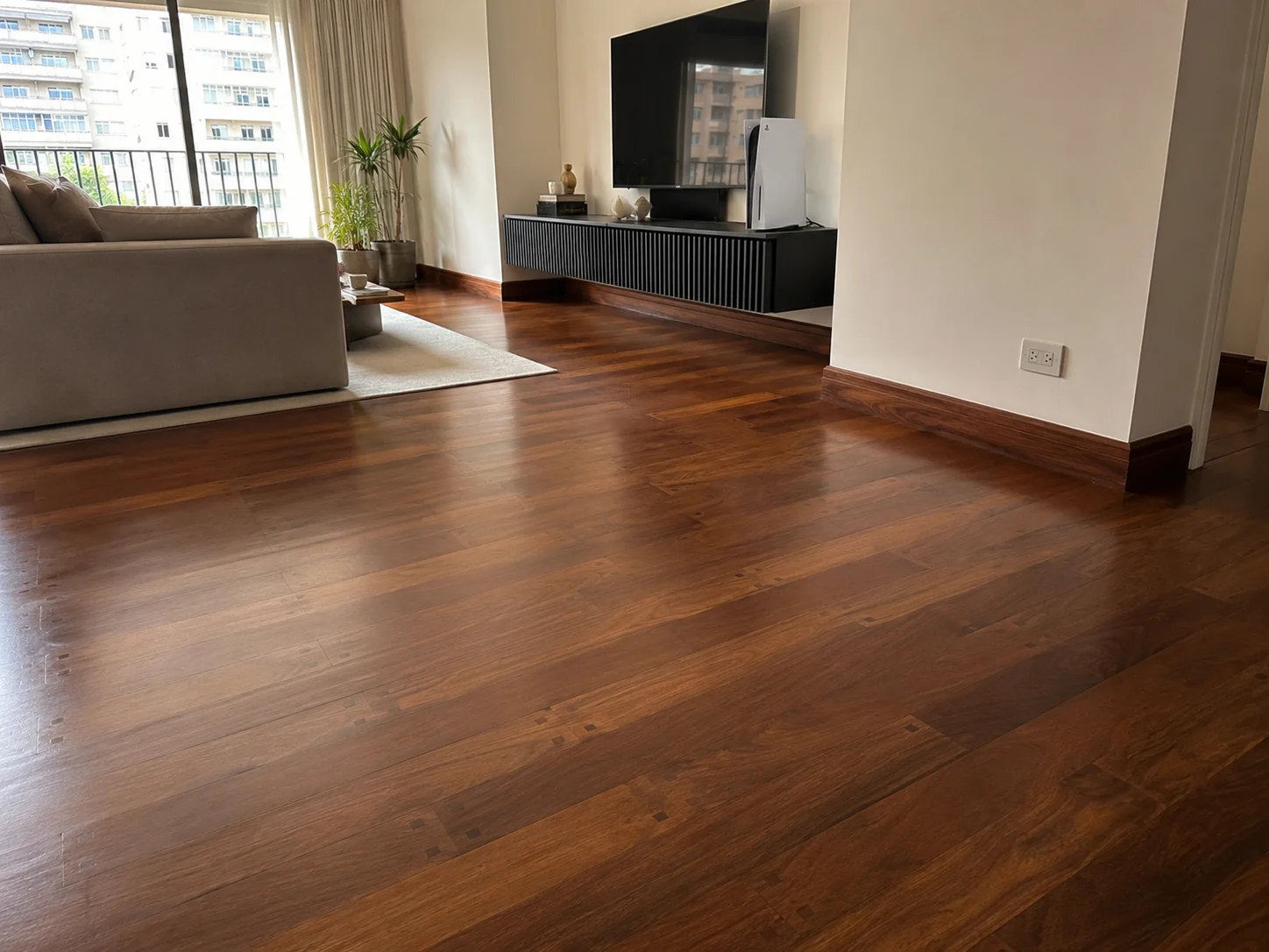 Piso de madera con terminación satinada en un ambiente interior